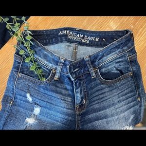 AMERICAN EAGLE DESTRUCTED SUPER STRETCH JEGGING